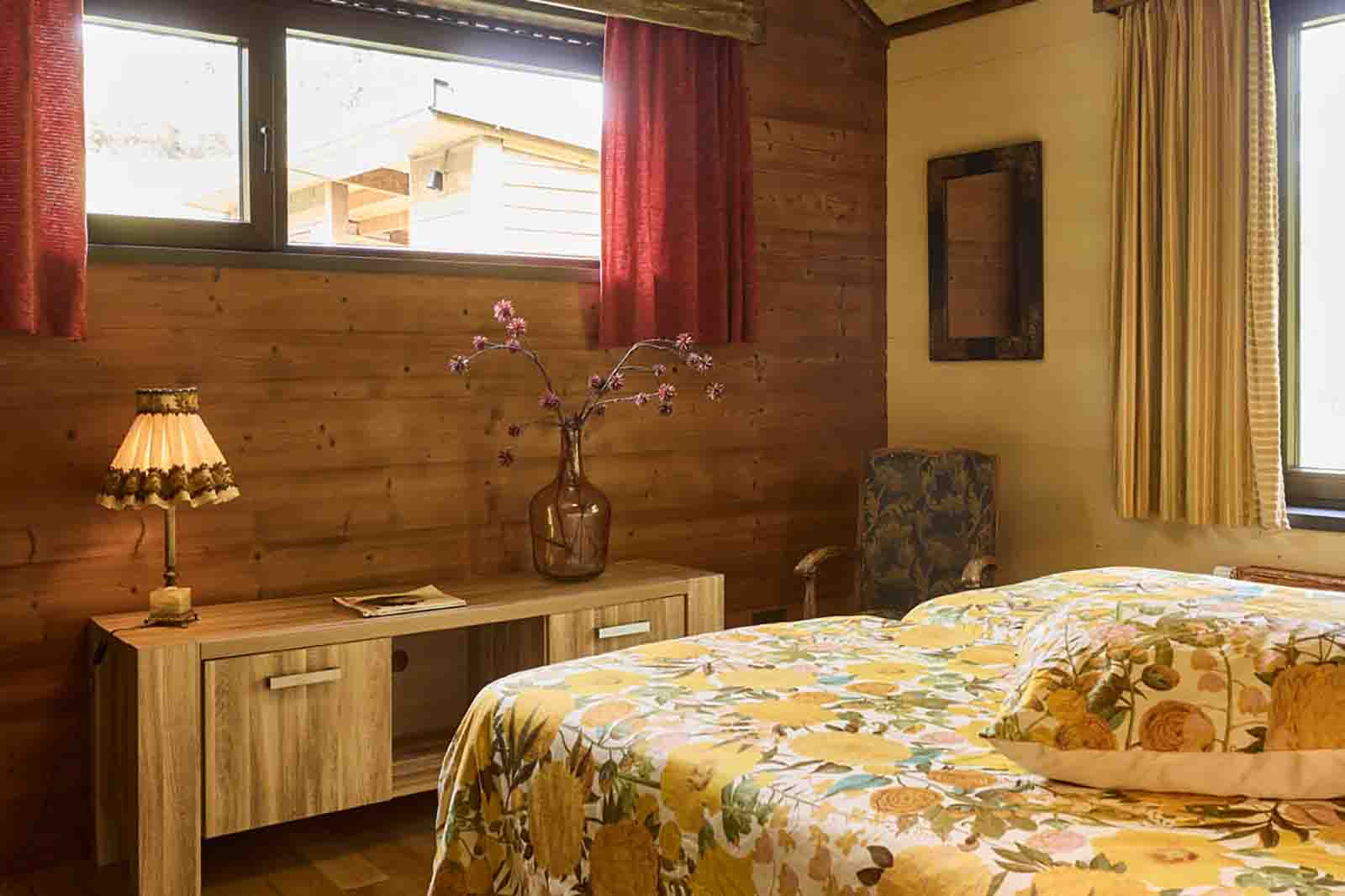 Slaapkamer de Lodge met gescheiden bedden