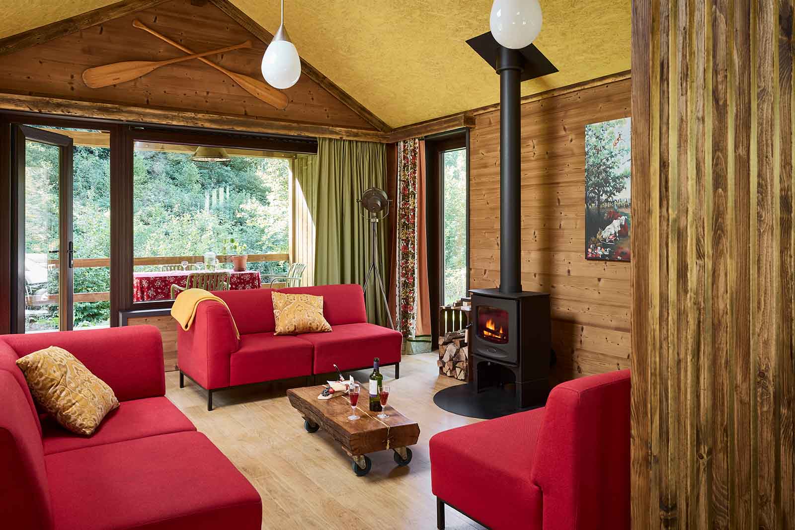 Zithoek en houtkachel in de Lodge