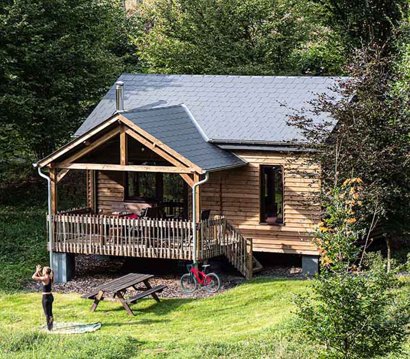 yoga sessie in de tuin van een cabane