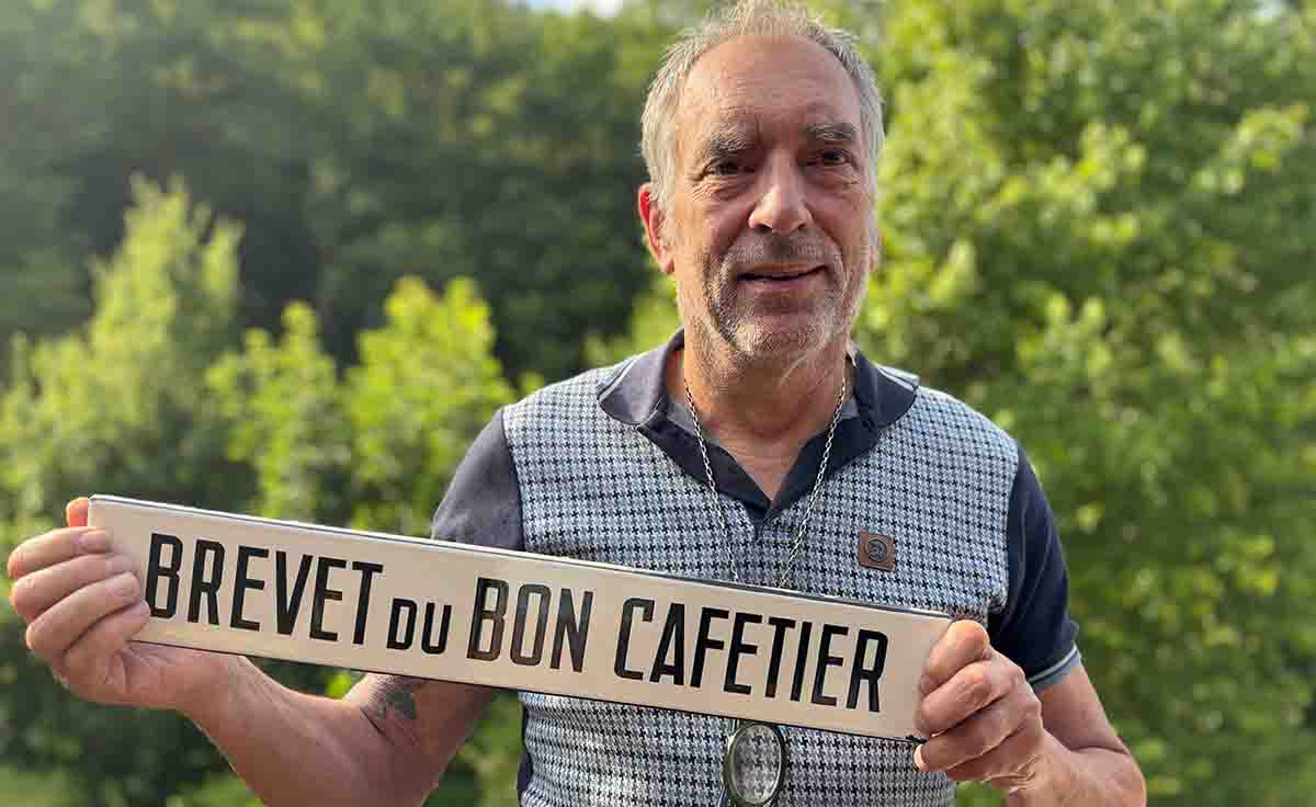 Bob Muileboom toont de oorkonde van het Brevet du bon Cafetier