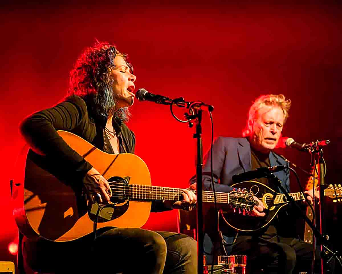 Dayna Kurtz en Robert Maché live op het podium in rood licht