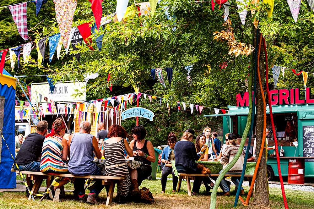Festival La Truite Magique - Gasten dineren in de vallei