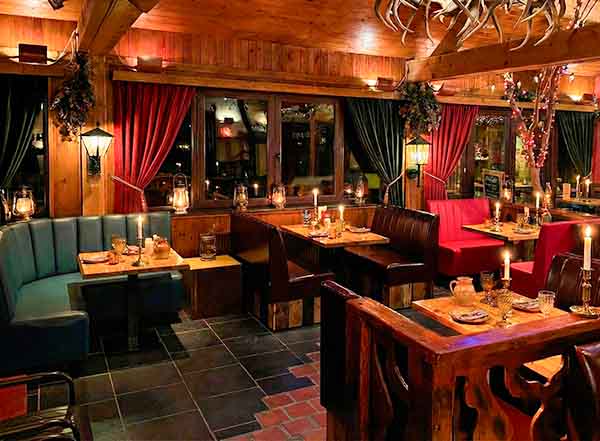 Gasten dineren in restaurant Kingdom of Dreams